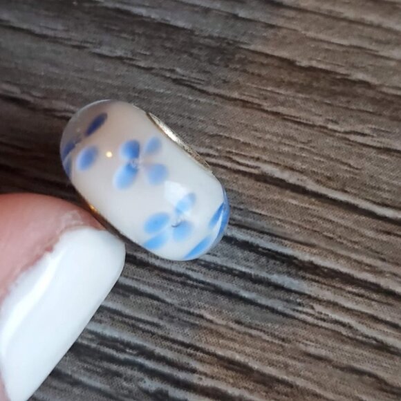 Floral Charm - Picture 2 of 4